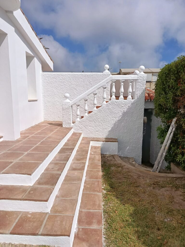 Renovación total de chalet: pintura y limpieza para un acabado impecable